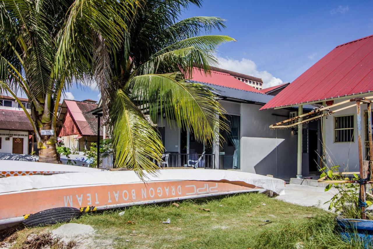 Beachboy Chalet By The Beach Bukit Lada Экстерьер фото